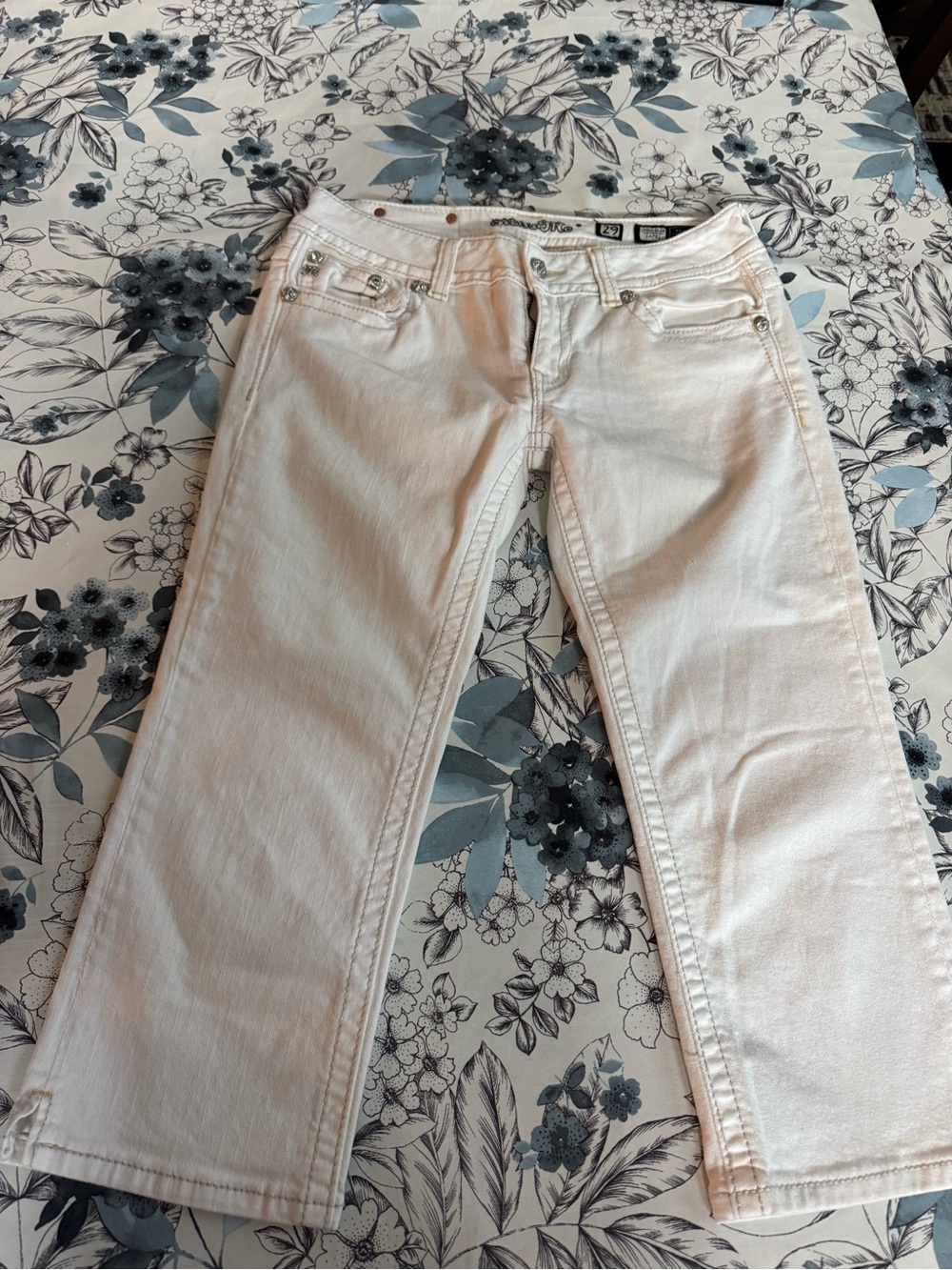 Miss Me White Capri Jeans Size 29 Floral Rhinestone JP5002P74